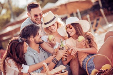 Bir grup arkadaş sahilde eğleniyor.