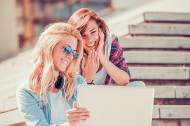 Arkadaşlar eğleniyor.