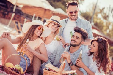 Bir grup arkadaş sahilde eğleniyor.