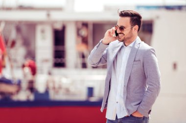 akıllı telefon kullanan genç işadamı