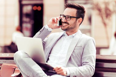 genç adam açık havada dizüstü kullanarak