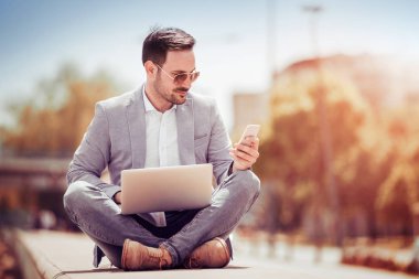 dizüstü bilgisayar kullanan yakışıklı genç