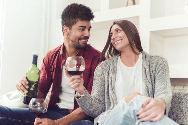 Genç çift şarap içiyor.