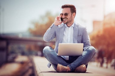 dizüstü bilgisayar kullanan yakışıklı genç