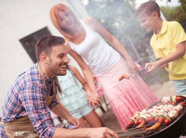 Aile tatil Barbekü partisi