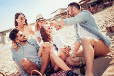 Bir grup arkadaş sahilde eğleniyor.