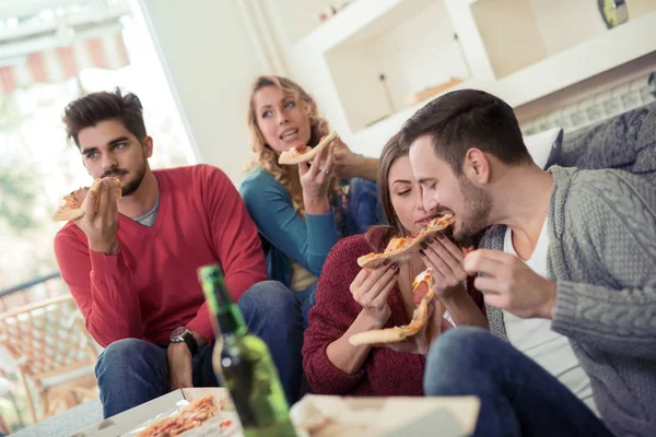 Mladí lidé odpočívá s pizzy a nápoje — Stock fotografie