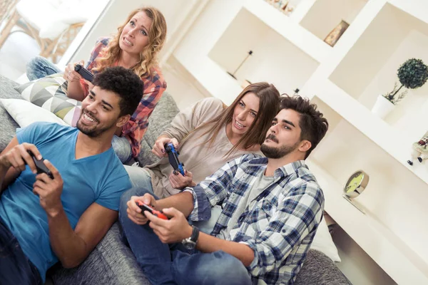 Genç arkadaşlar oyun