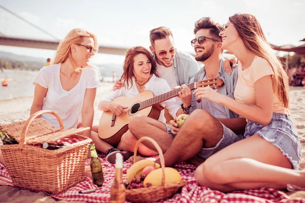 Arkadaş grubu kaygısız hafta sonu