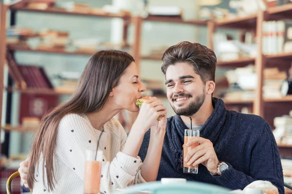 Couple eating sandwich — Stock Photo, Image