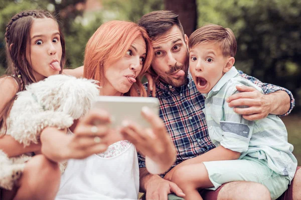 Familj med bild av sig själva — Stockfoto