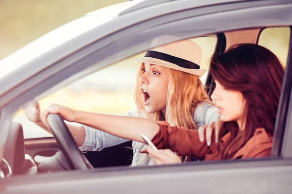 Γυναίκα χρησιμοποιώντας έξυπνο τηλέφωνο κατά την οδήγηση ενός αυτοκινήτου — Φωτογραφία Αρχείου