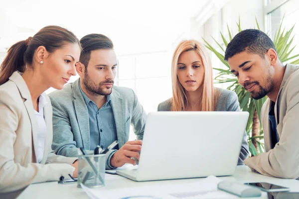 Les gens d'affaires dans le bureau moderne — Photo