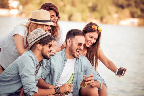 Friends having a good time on beach — Stock Photo, Image