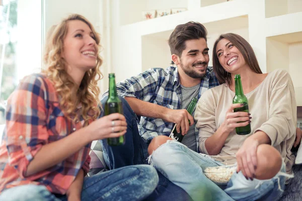 Friends having a good time, drinking beer together at home. — Stock Photo, Image