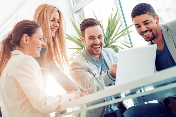 Gente de negocios en oficina moderna — Foto de Stock