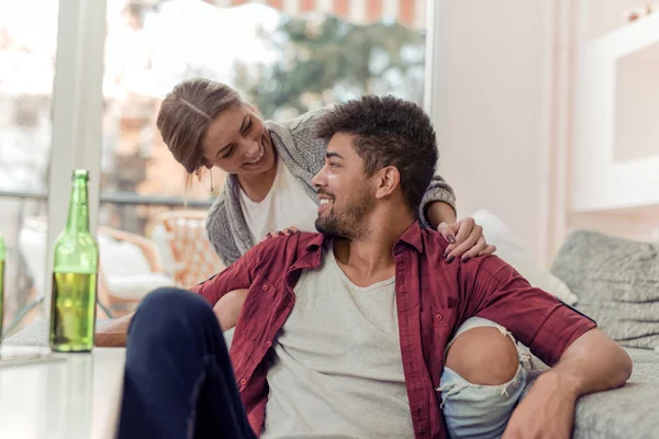 Güzel çift iyi zaman ayırdığınız oturun