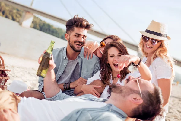 Plaj bir eğleniyor arkadaşlar