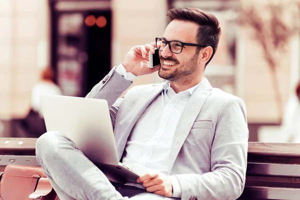 genç adam açık havada dizüstü kullanarak