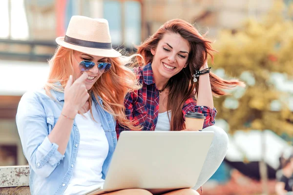 Mulheres felizes amigos olhando para laptop fora . — Fotografia de Stock