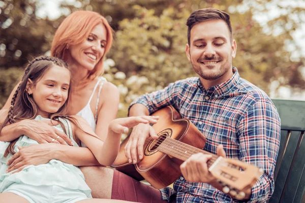 Happy family enjoying quality time — Stock Photo, Image