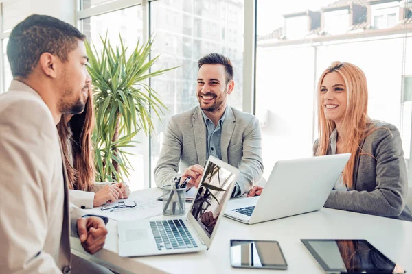 Modern ofisteki iş adamları