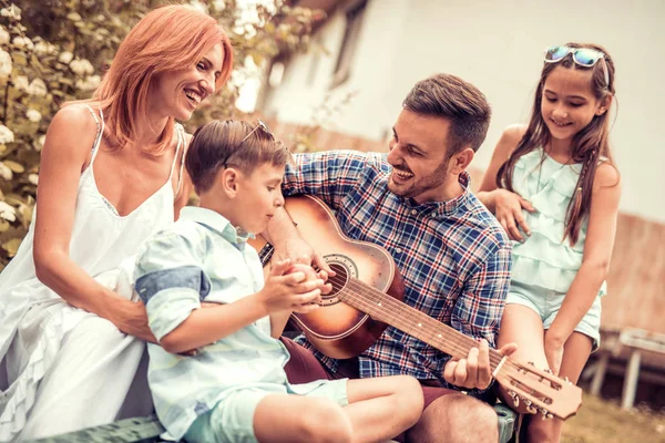 Happy family enjoying quality time — Stock Photo, Image
