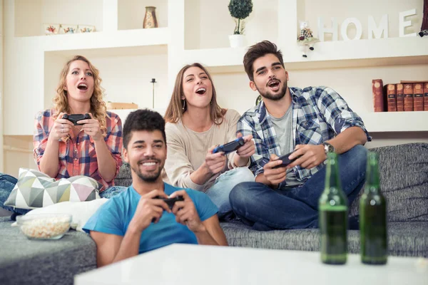 Les jeunes amis boivent de la bière et jouent à des jeux vidéo — Photo