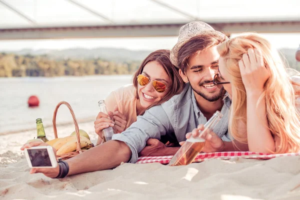 Amigos pasar un buen rato en la playa — Foto de Stock