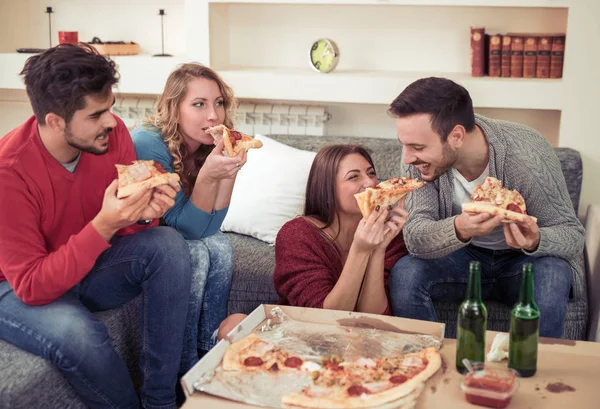 Grupo de jovens amigos comendo pizza.Home festa. — Fotografia de Stock