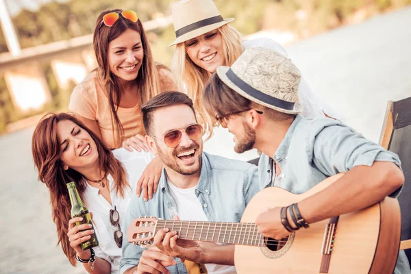 Arkadaş grubu kaygısız hafta sonu