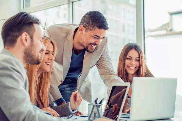 Modern ofisteki iş adamları