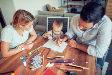 Çizim küçük oğulları ile genç ebeveyn