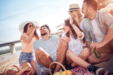 plajda eğlenmek arkadaşlar