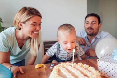 Genç aile çocuğun doğum günü kutluyor