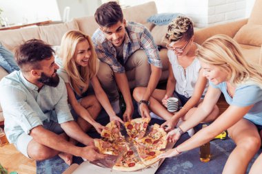 Mutlu arkadaş evde pizza yemek