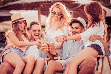 plajda eğlenmek arkadaşlar