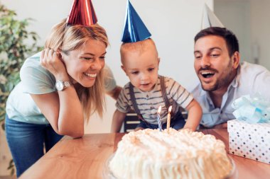 Genç aile çocuğun doğum günü kutluyor