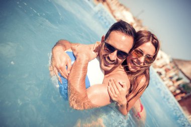 Çift havuzda eğleniyor