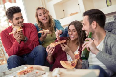 Pizza yiyen gençler