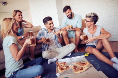 Mutlu arkadaş evde pizza yemek