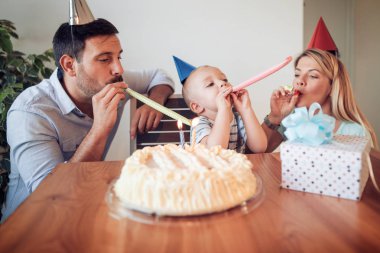 Mutlu aile oğlunun doğum günü kutluyor