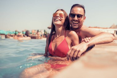 Çift havuzda eğleniyor