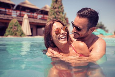 Çift havuzda eğleniyor