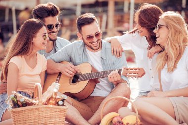 Arkadaş sahilde birlikte iyi vakit geçiriyor 