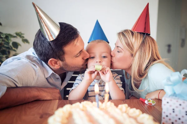 Família jovem celebrando o aniversário da criança — Fotografia de Stock