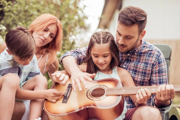 Young family enjoying quality time — Stock Photo, Image