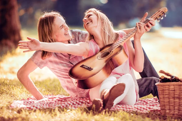 Gelukkige paar op picknick — Stockfoto