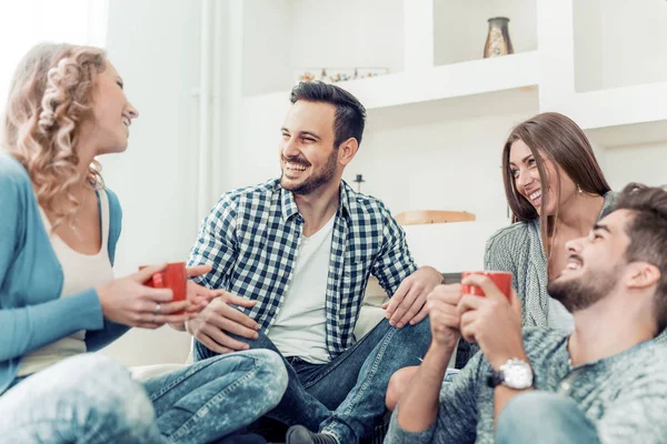 Grup arkadaşıyla konuşuyor ve having fun