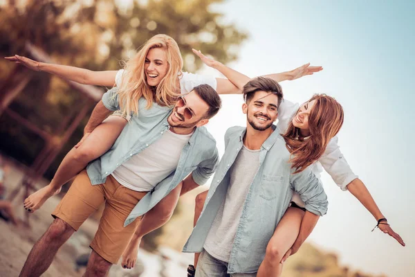 Arkadaş sahilde birlikte iyi vakit geçiriyor